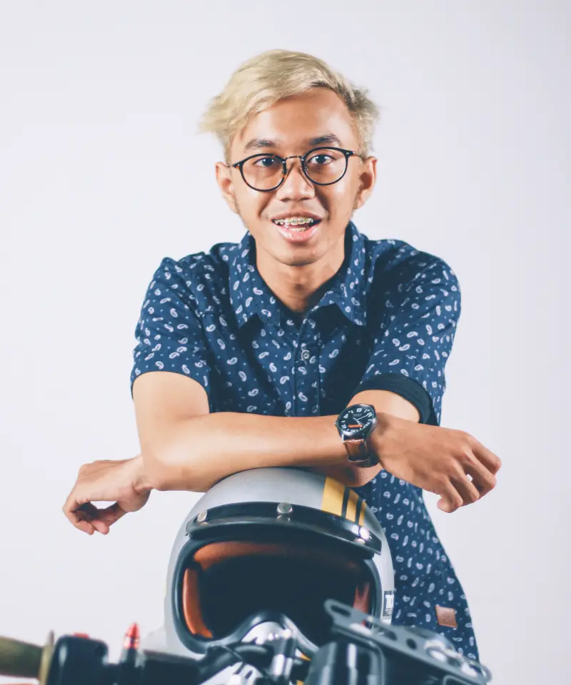 Pemuda Indonesia dengan Helm